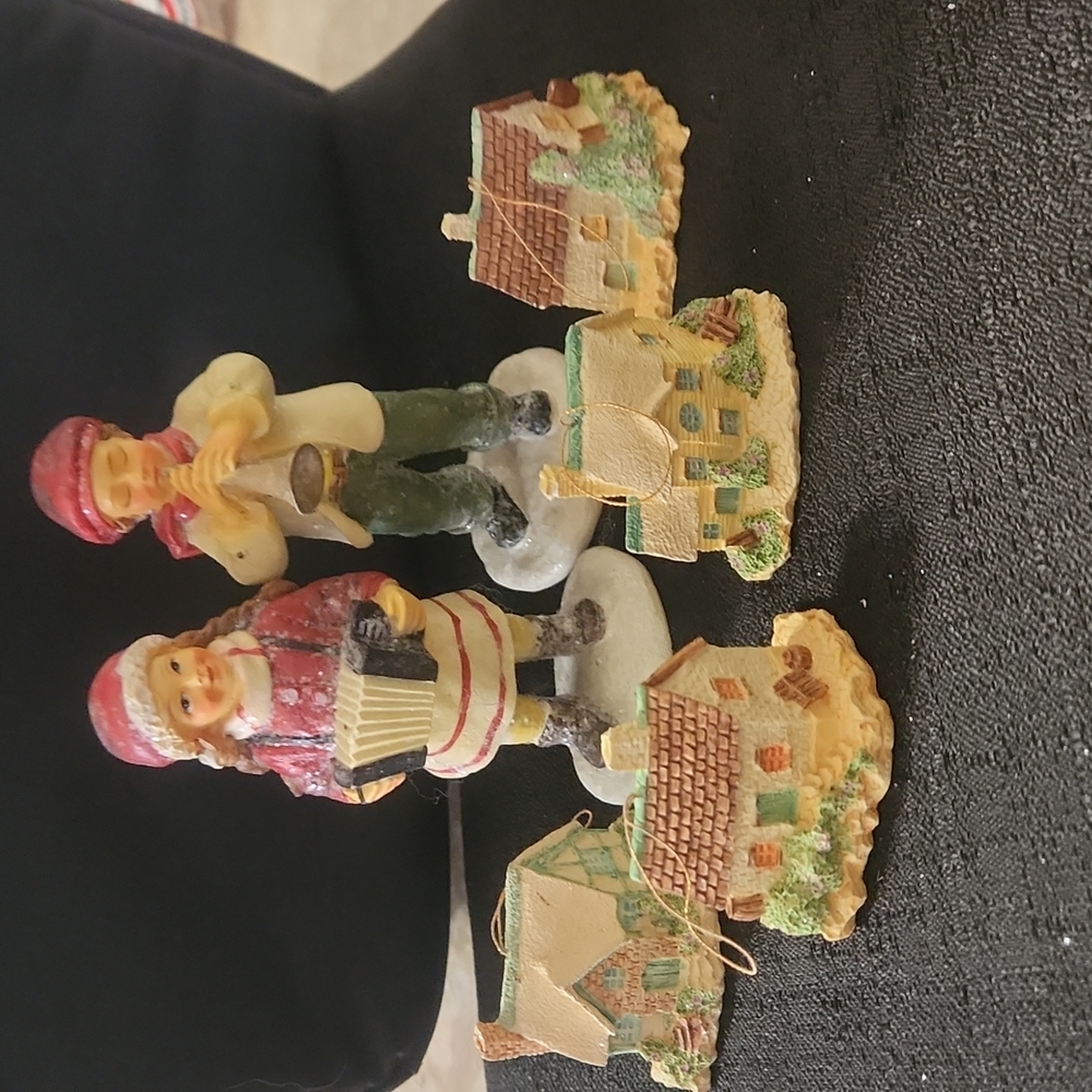 VINTAGE  SET OF 6 CHRISTMAS ORNAMENTS.